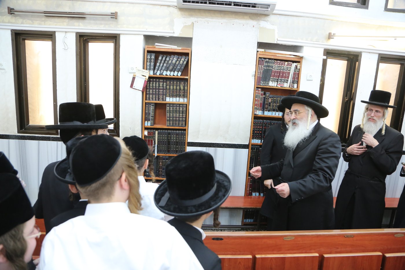 האדמו"ר מדושינסקיא בתפילת מנחה בבני ברק