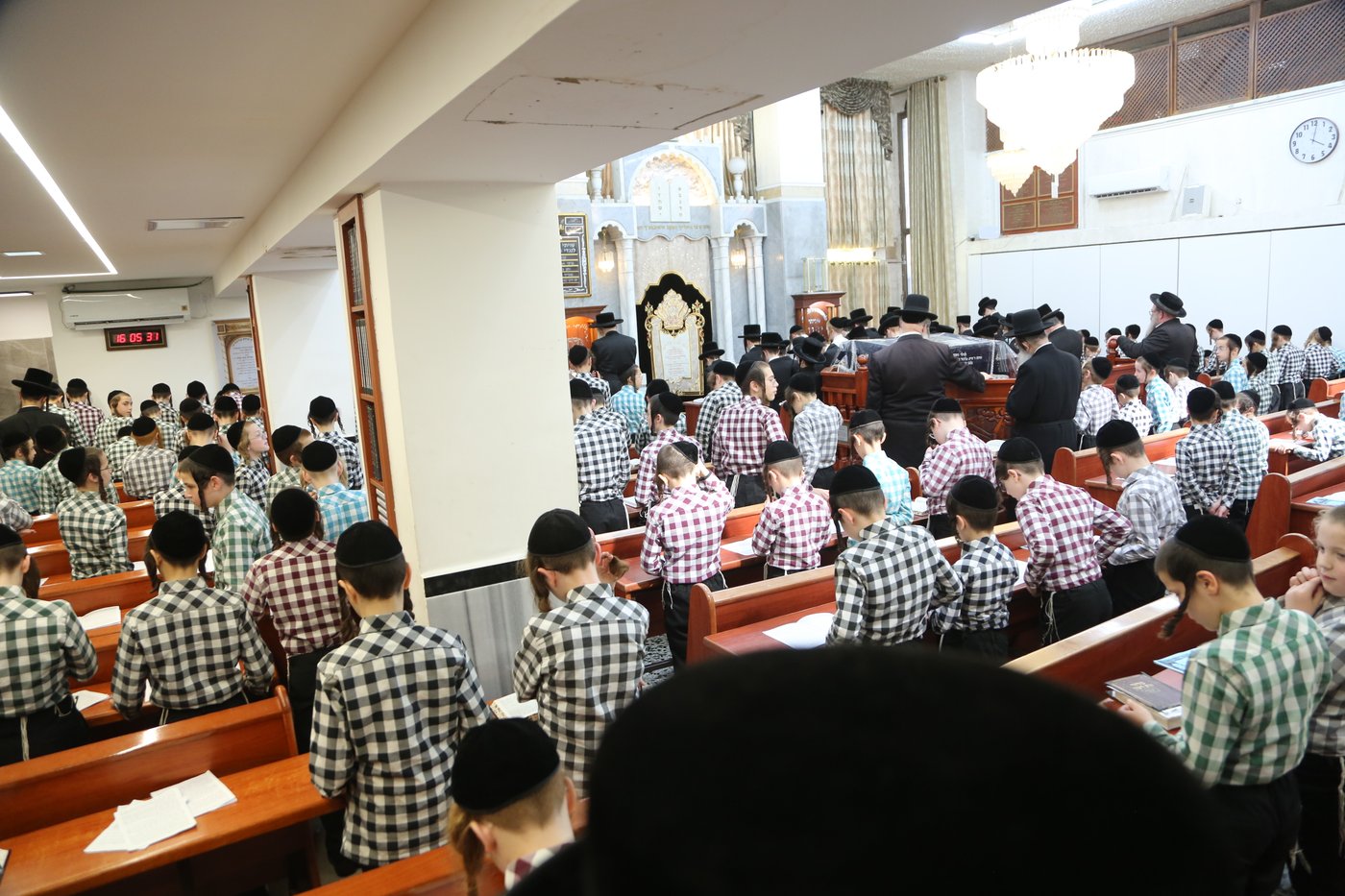 האדמו"ר מדושינסקיא בתפילת מנחה בבני ברק