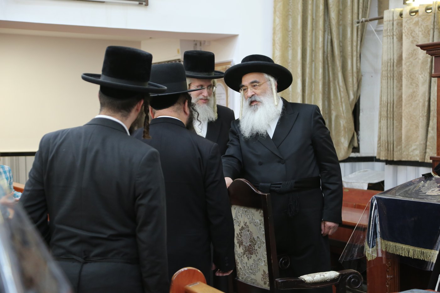 האדמו"ר מדושינסקיא בתפילת מנחה בבני ברק