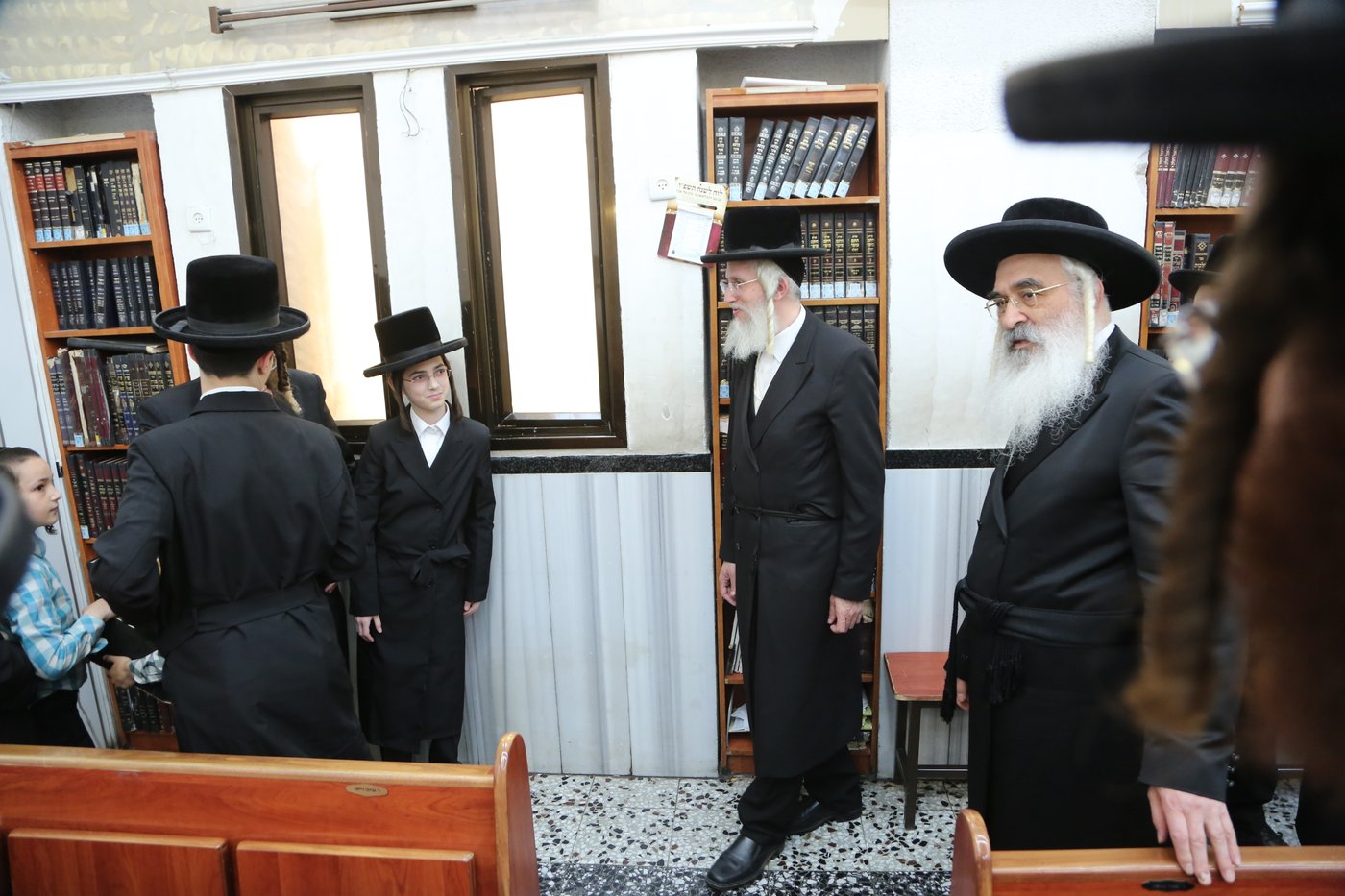 האדמו"ר מדושינסקיא בתפילת מנחה בבני ברק