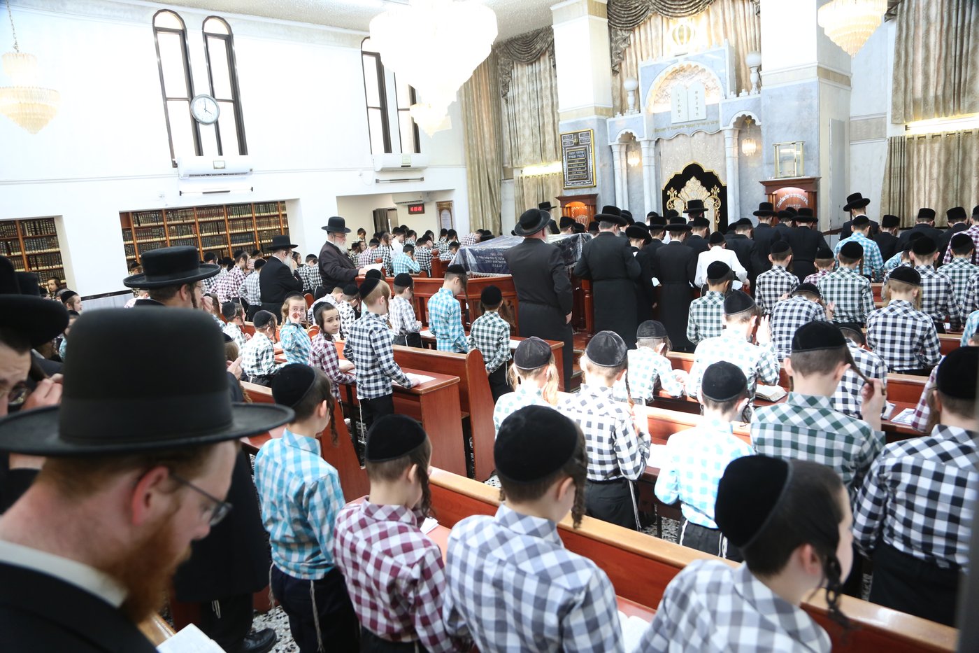 האדמו"ר מדושינסקיא בתפילת מנחה בבני ברק