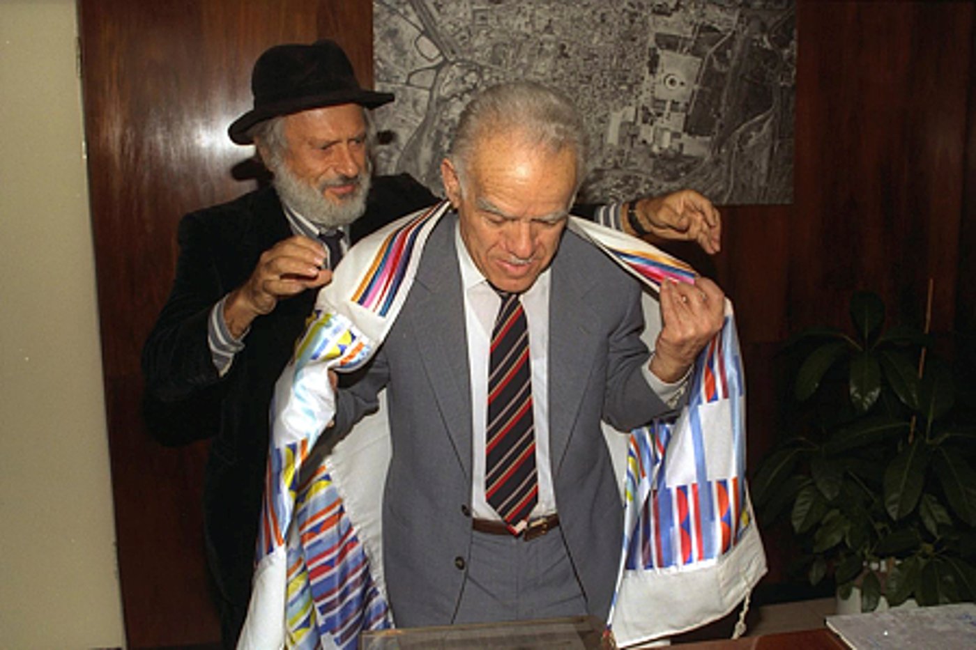 ראש הממשלה יצחק שמיר מתעטף בטלית שעוצבה על ידי האומן יעקב אגם
