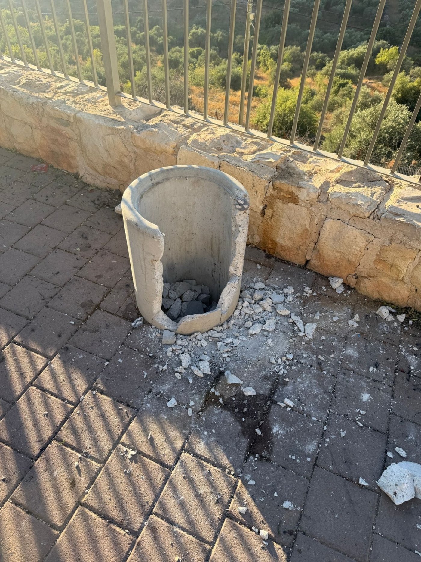הילד לכוד בתוך פח הבטון