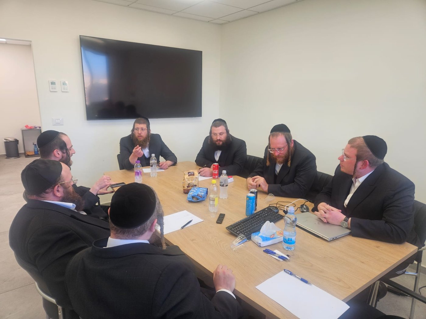 העסקנים הצעירים בישיבת ההיערכות למחאה