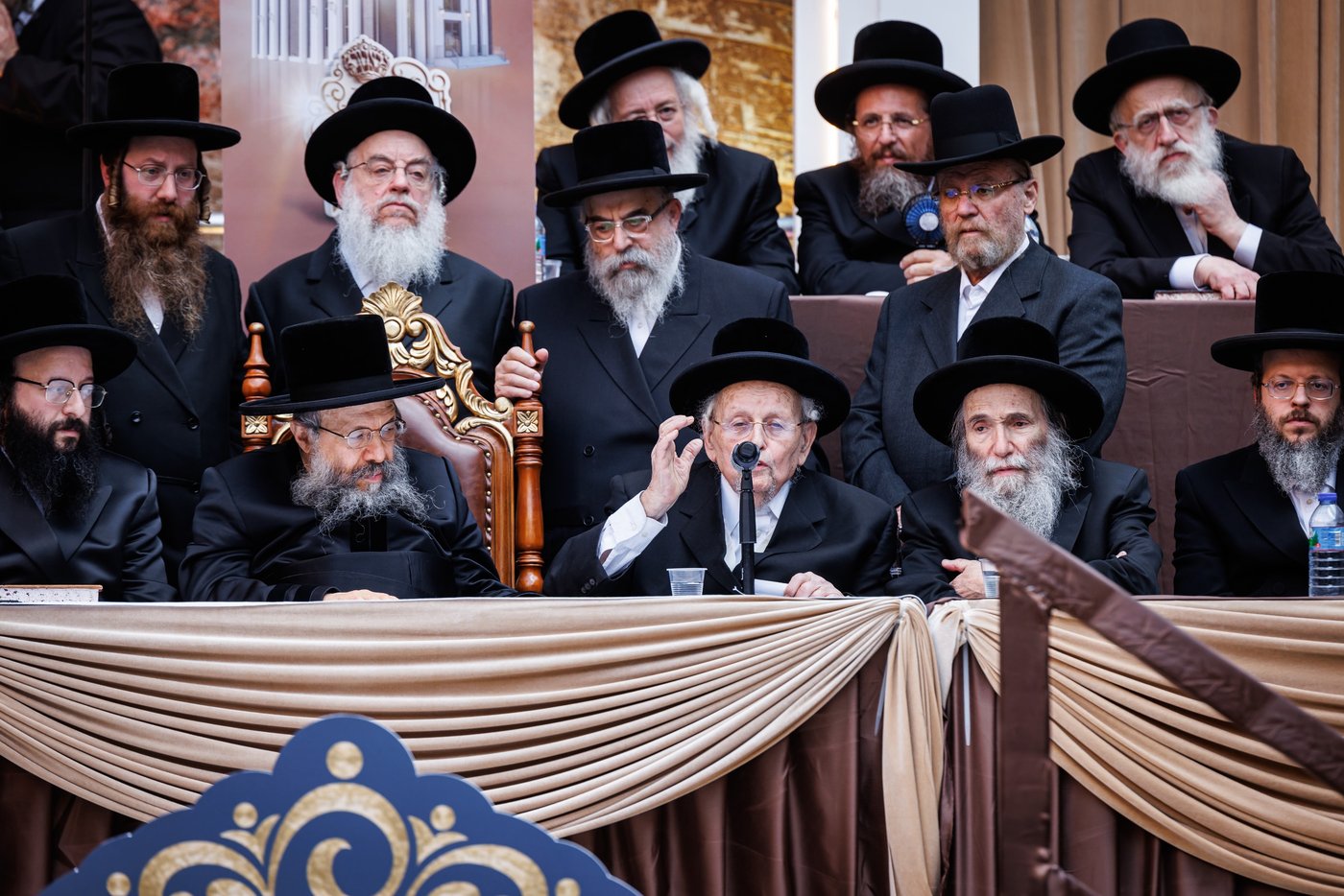 האדמו"ר מבאבוב 45 בביקור הוד בלונדון