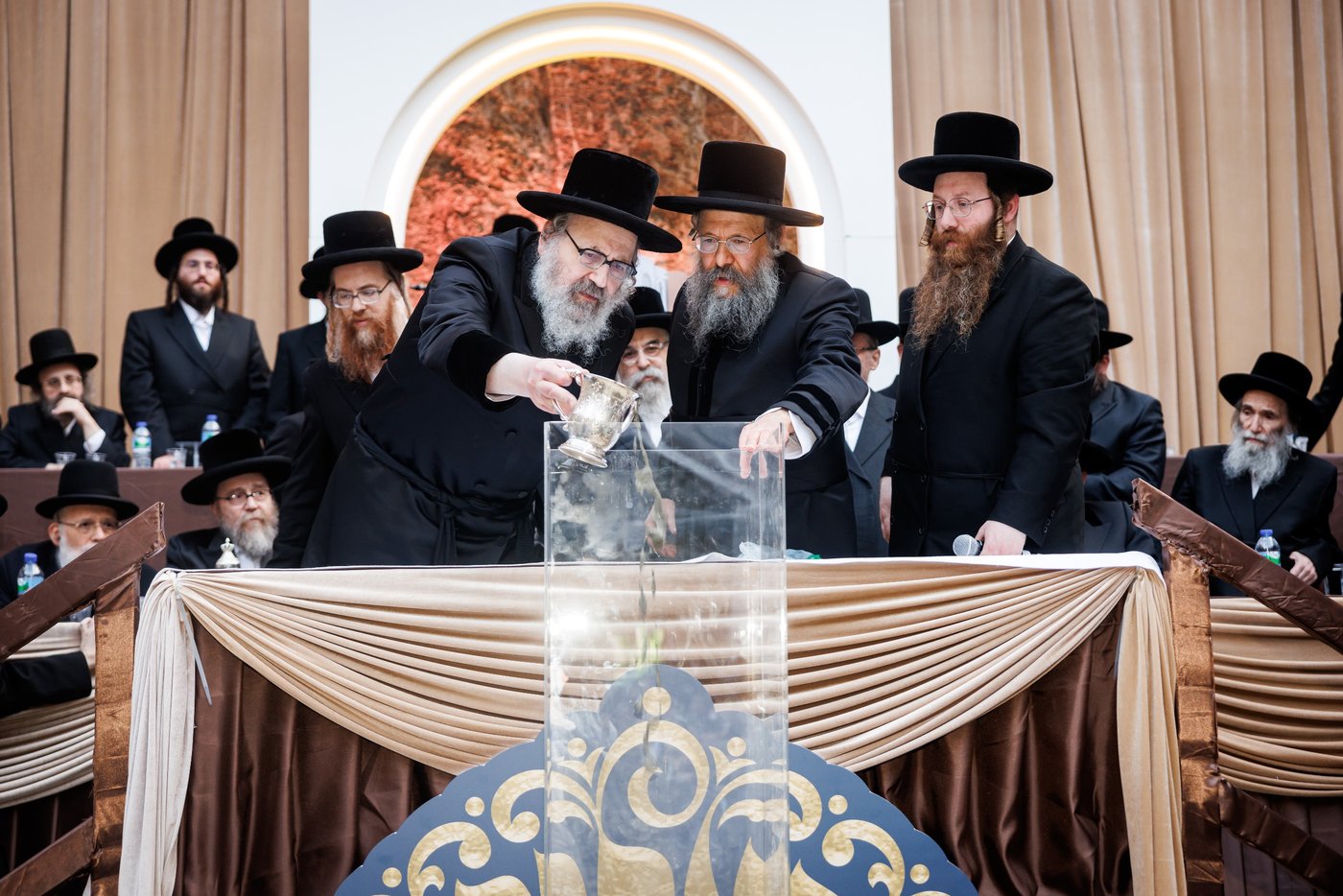 האדמו"ר מבאבוב 45 בביקור הוד בלונדון