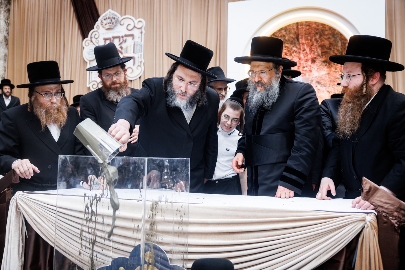 האדמו"ר מבאבוב 45 בביקור הוד בלונדון