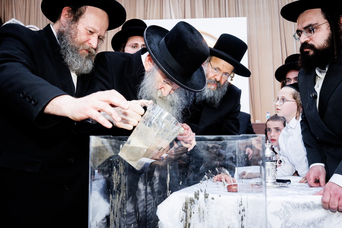 האדמו"ר מבאבוב 45 בביקור הוד בלונדון