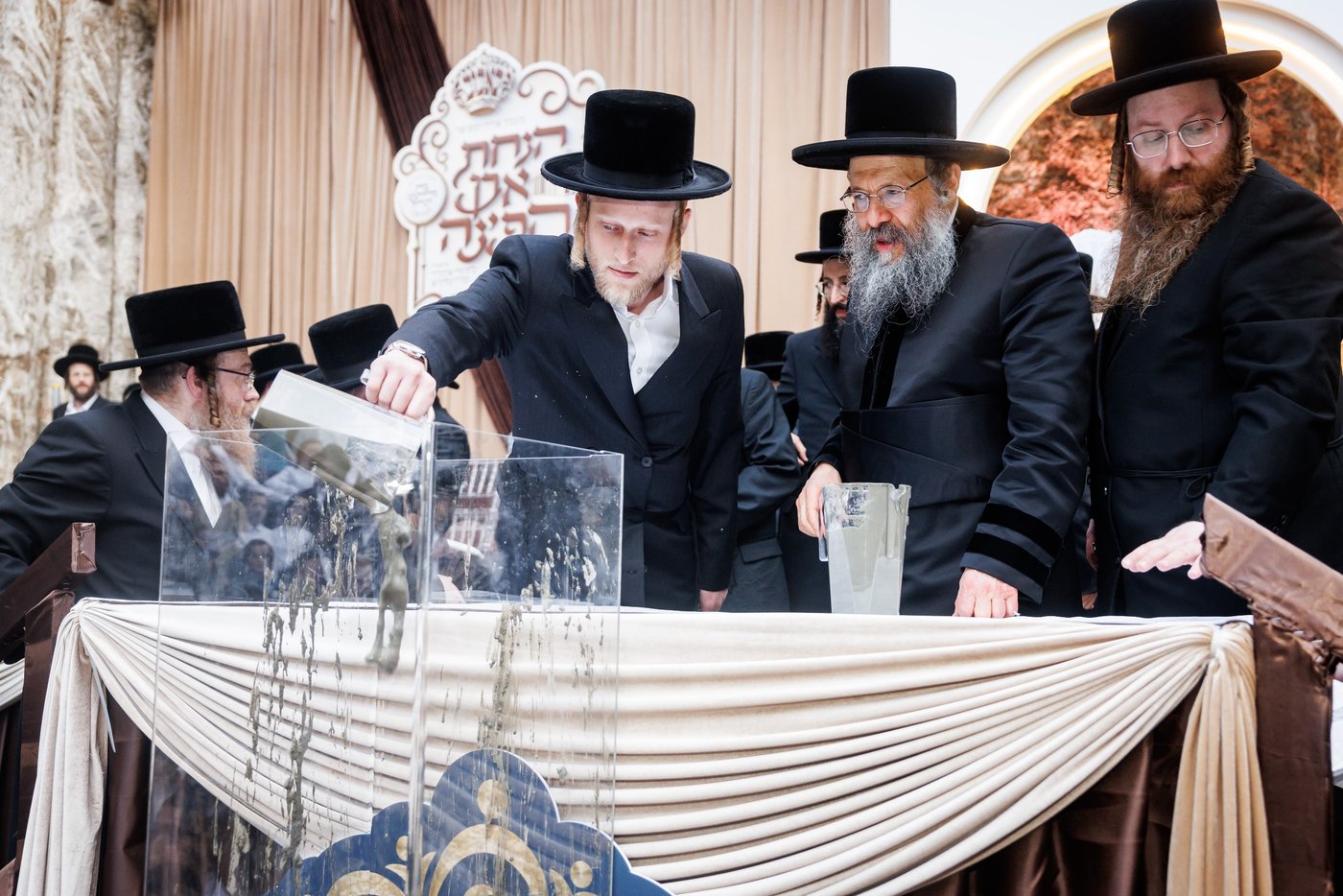 האדמו"ר מבאבוב 45 בביקור הוד בלונדון