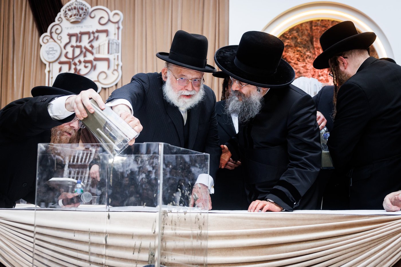 האדמו"ר מבאבוב 45 בביקור הוד בלונדון