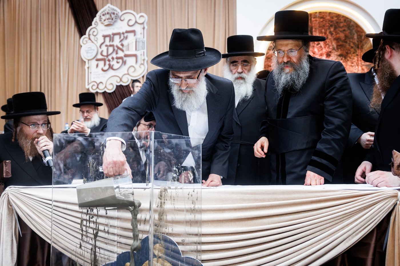האדמו"ר מבאבוב 45 בביקור הוד בלונדון