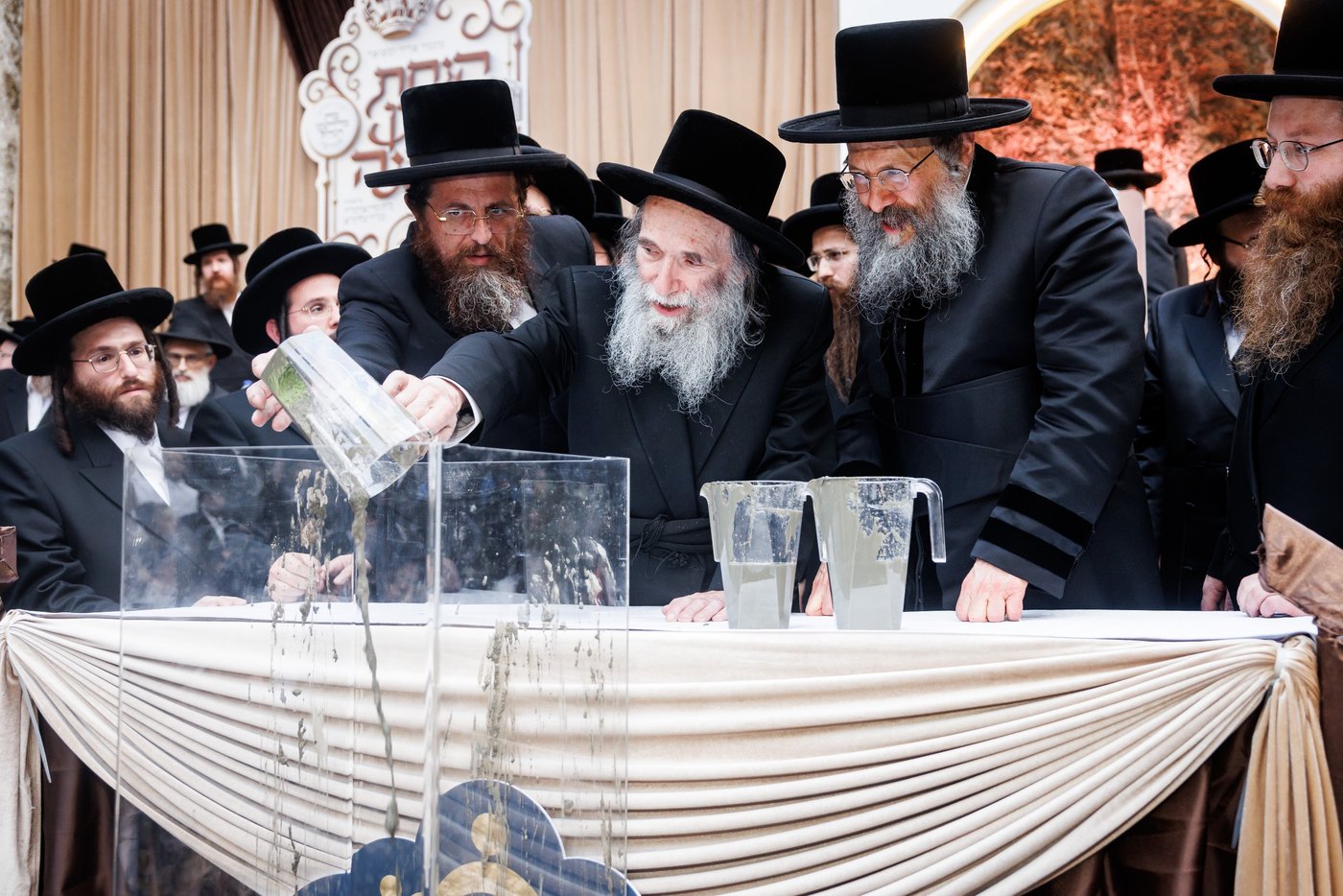 האדמו"ר מבאבוב 45 בביקור הוד בלונדון