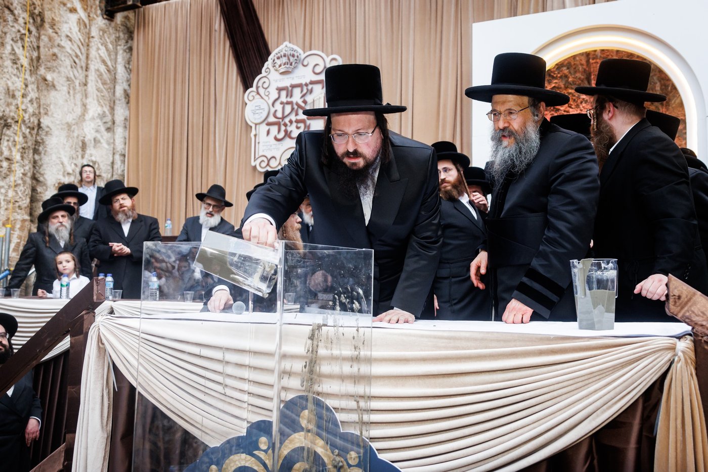 האדמו"ר מבאבוב 45 בביקור הוד בלונדון