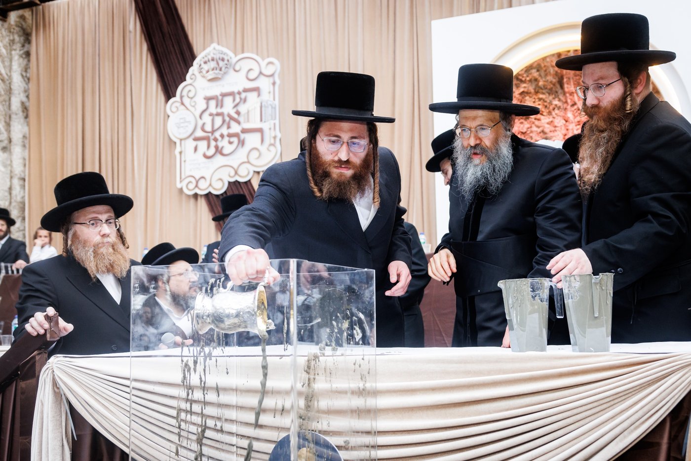 האדמו"ר מבאבוב 45 בביקור הוד בלונדון