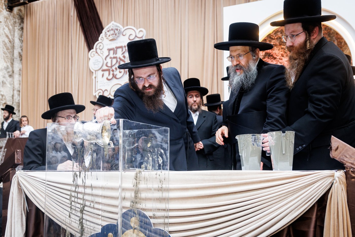 האדמו"ר מבאבוב 45 בביקור הוד בלונדון