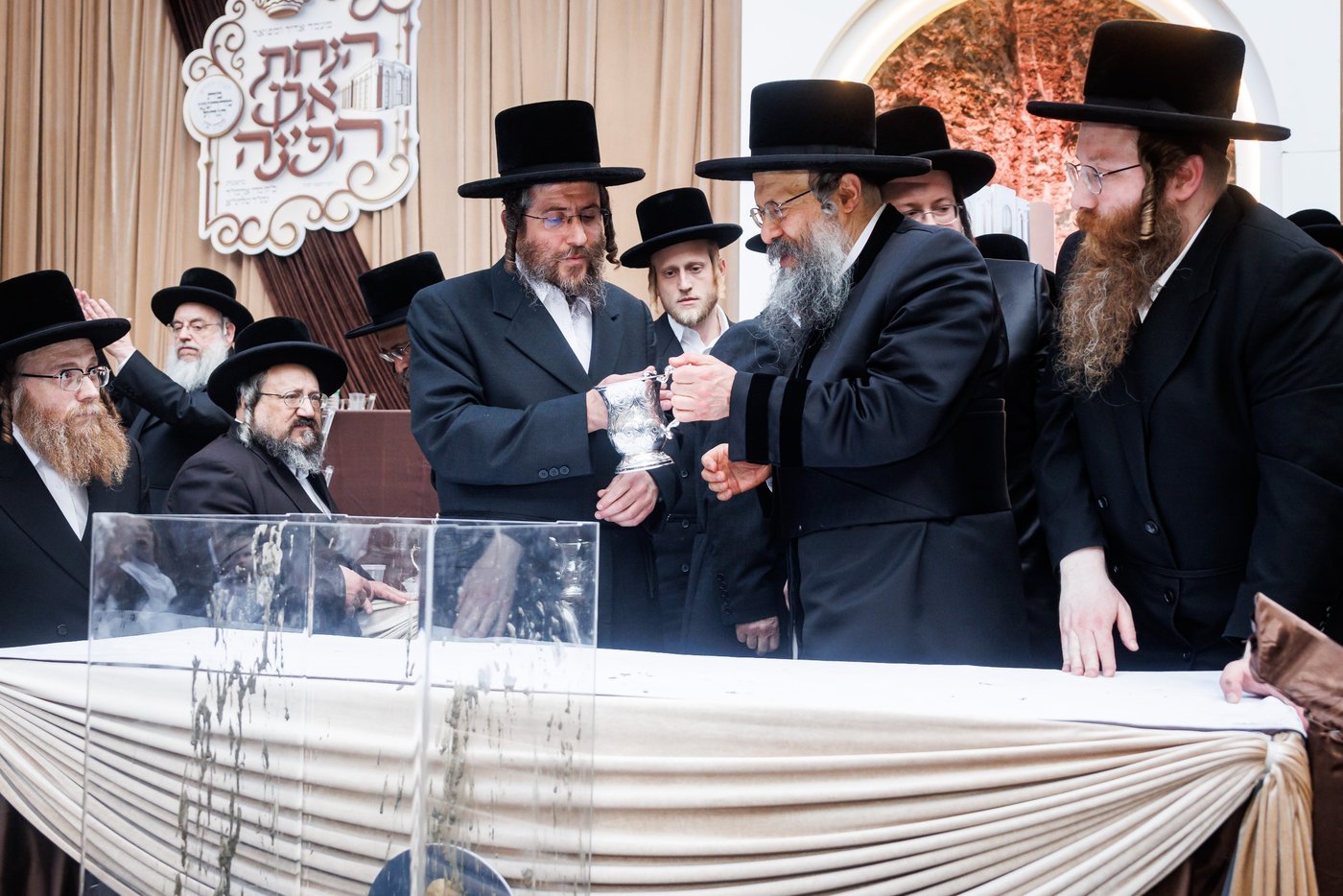 האדמו"ר מבאבוב 45 בביקור הוד בלונדון