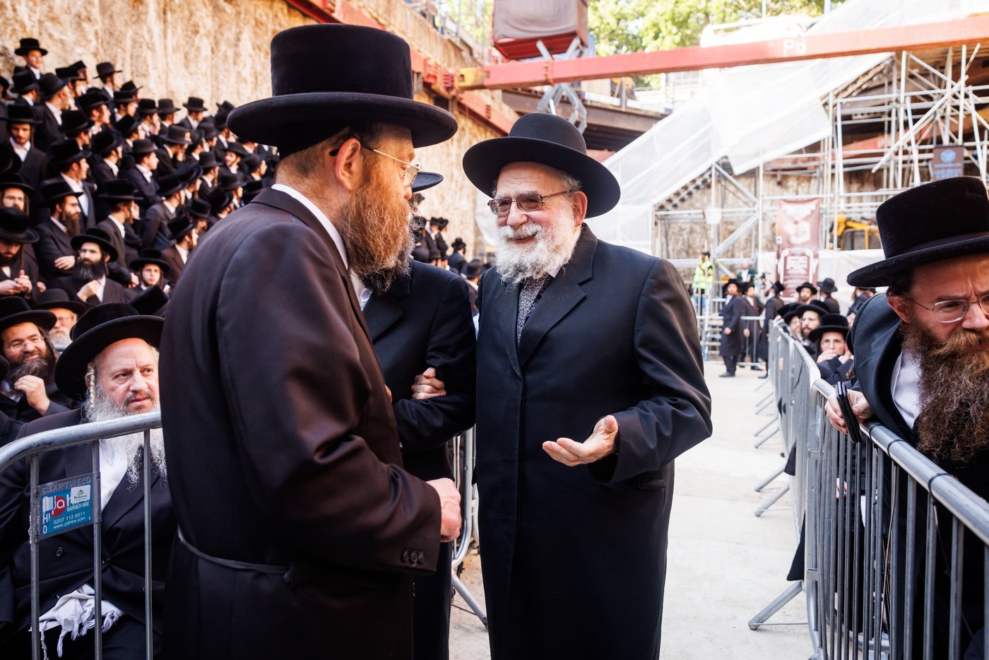 האדמו"ר מבאבוב 45 בביקור הוד בלונדון