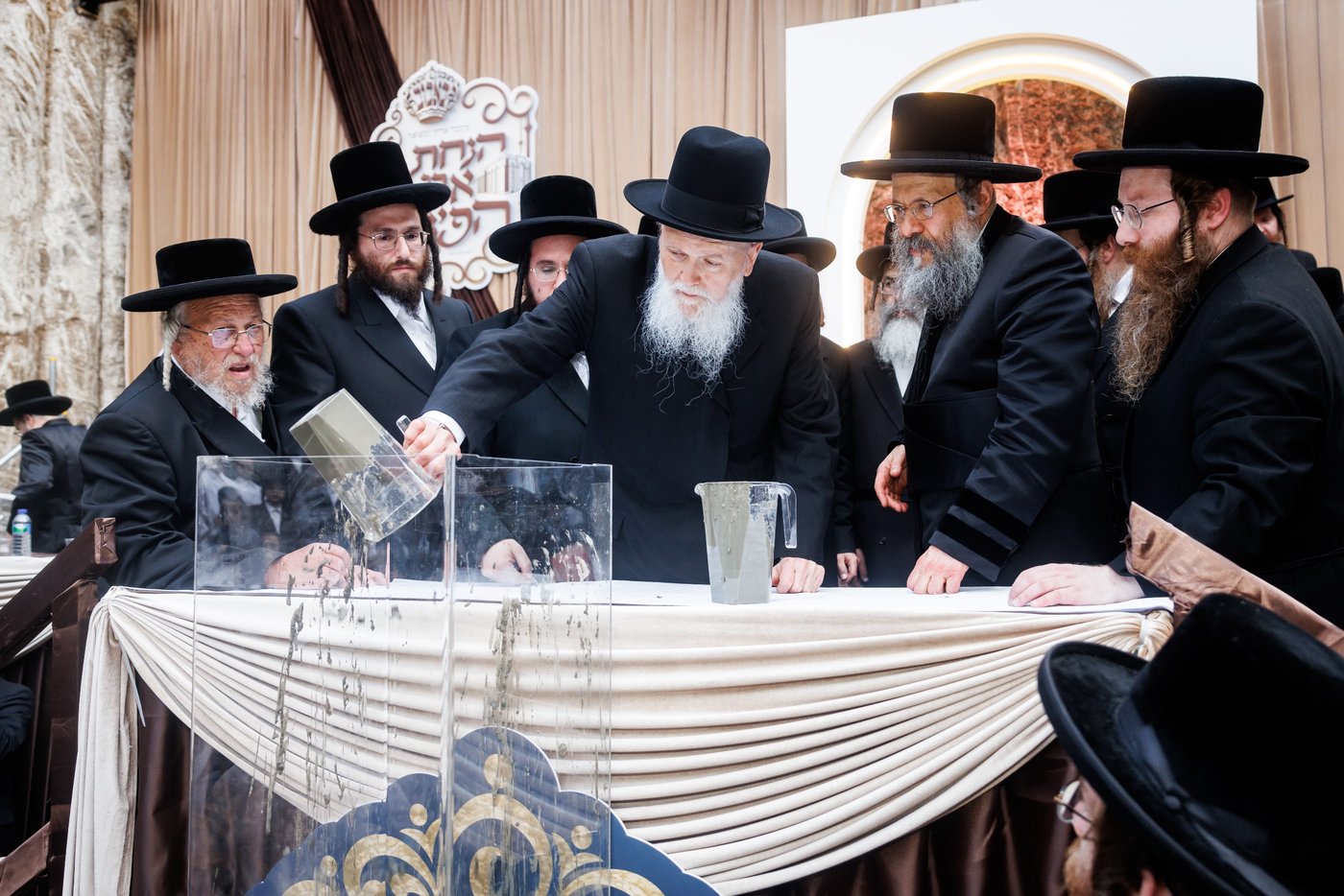 האדמו"ר מבאבוב 45 בביקור הוד בלונדון