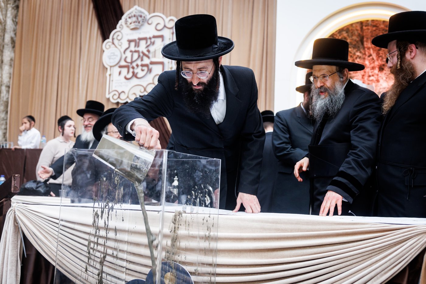 האדמו"ר מבאבוב 45 בביקור הוד בלונדון