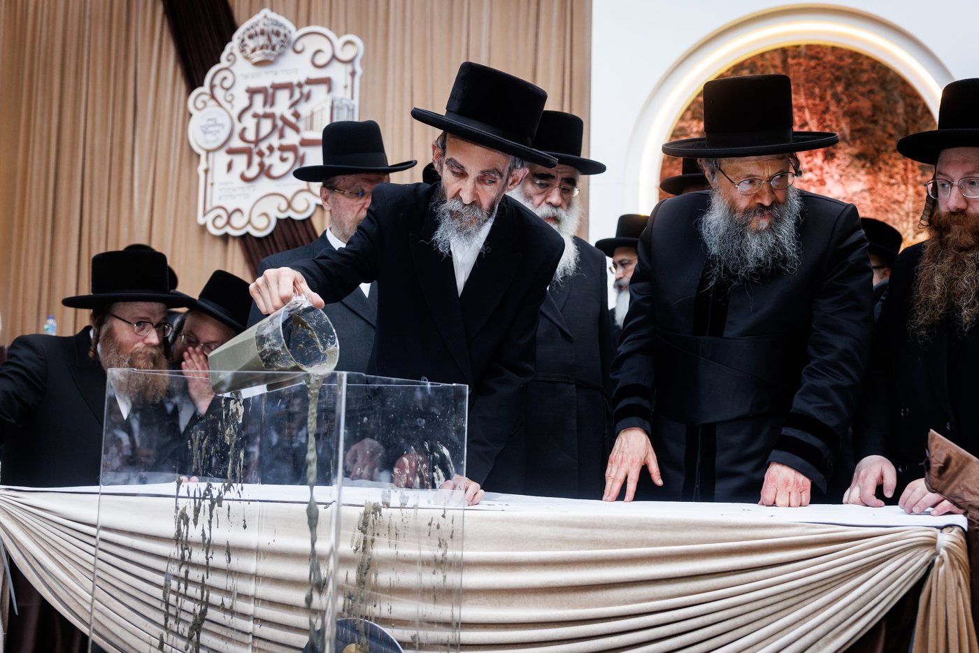 האדמו"ר מבאבוב 45 בביקור הוד בלונדון