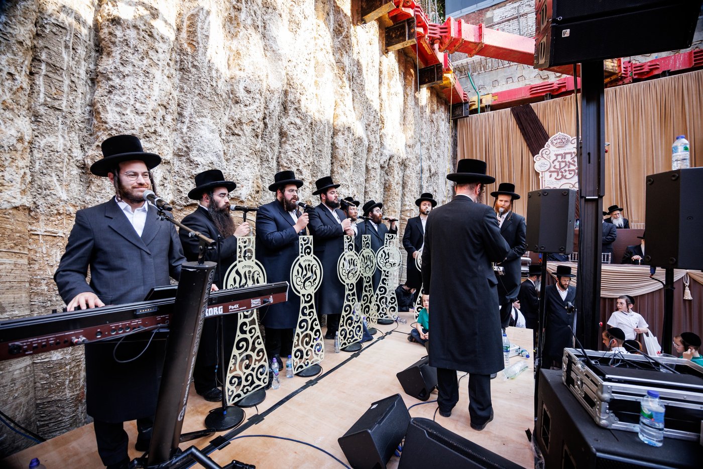 האדמו"ר מבאבוב 45 בביקור הוד בלונדון