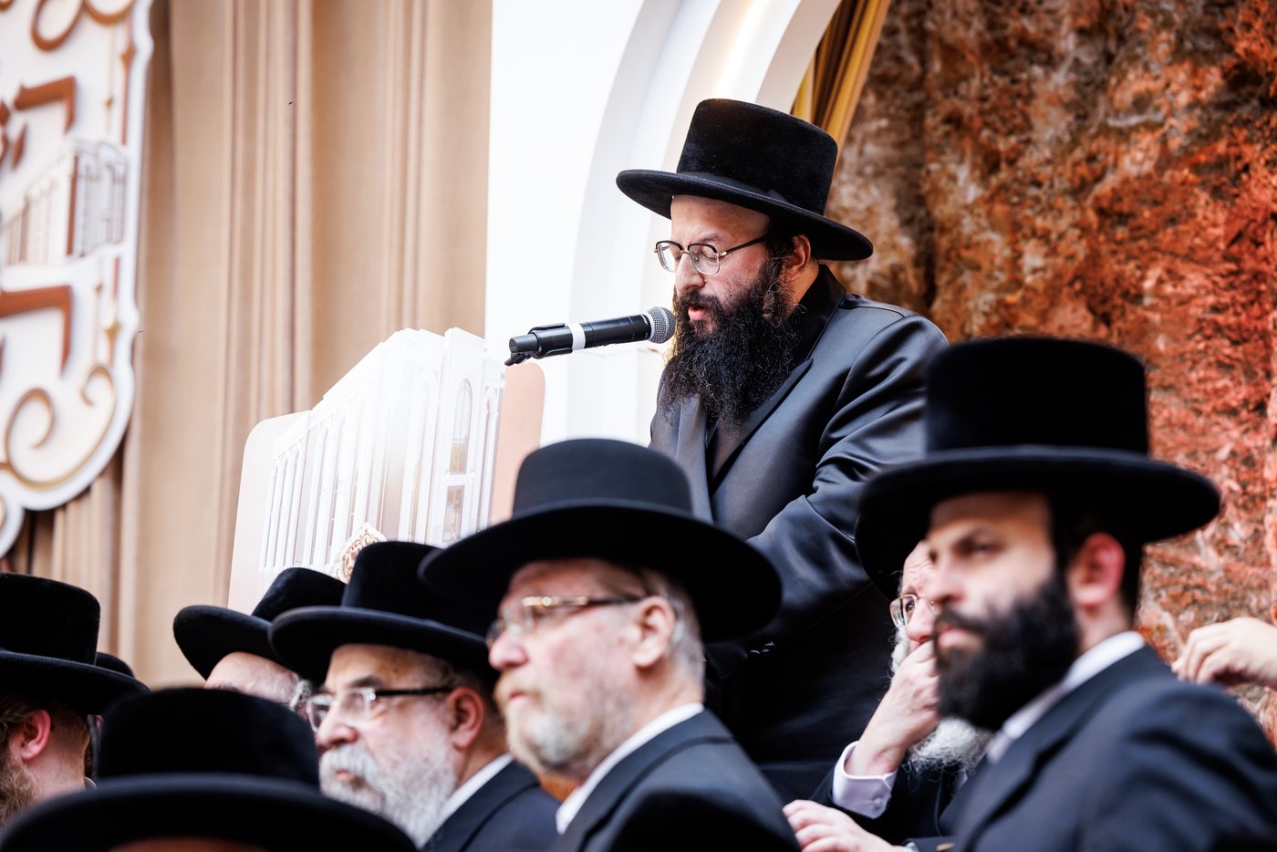 האדמו"ר מבאבוב 45 בביקור הוד בלונדון