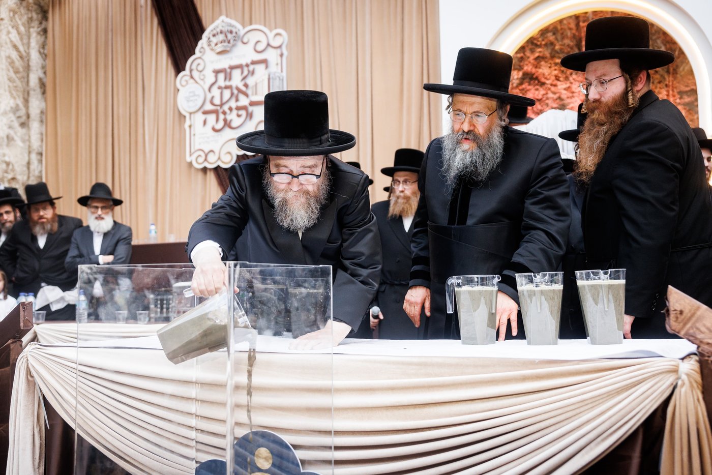 האדמו"ר מבאבוב 45 בביקור הוד בלונדון