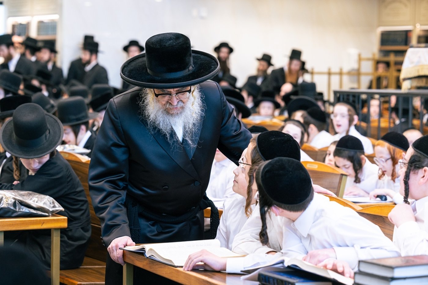 האדמו"ר מסאטמר בתפילת שחרית במונטריאול