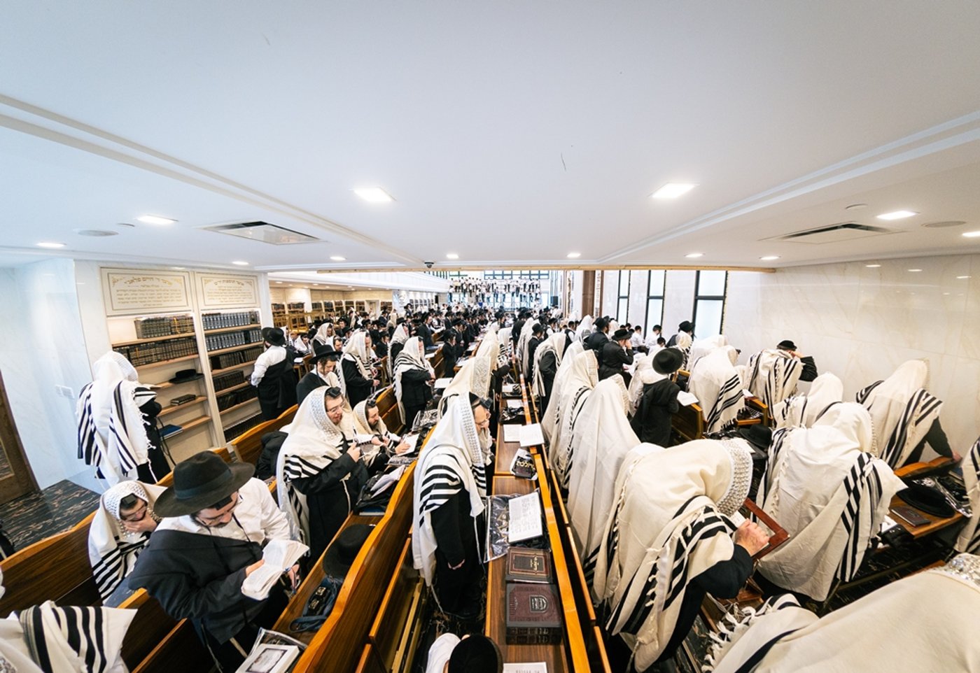 האדמו"ר מסאטמר בתפילת שחרית במונטריאול