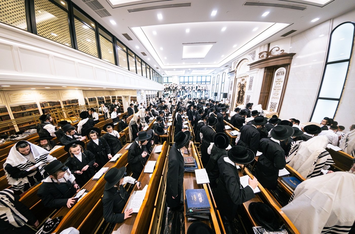 האדמו"ר מסאטמר בתפילת שחרית במונטריאול
