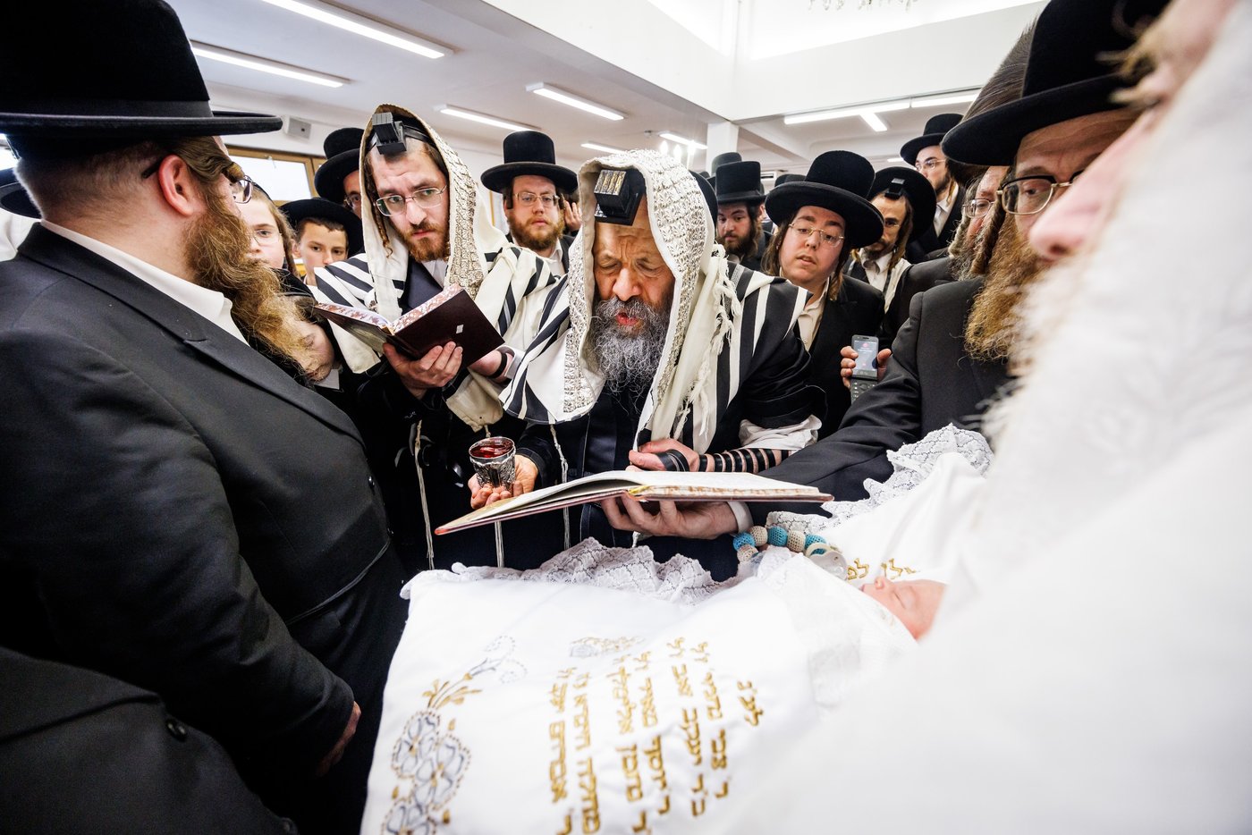 האדמו"ר מבאבוב 45 בביקור הוד בלונדון
