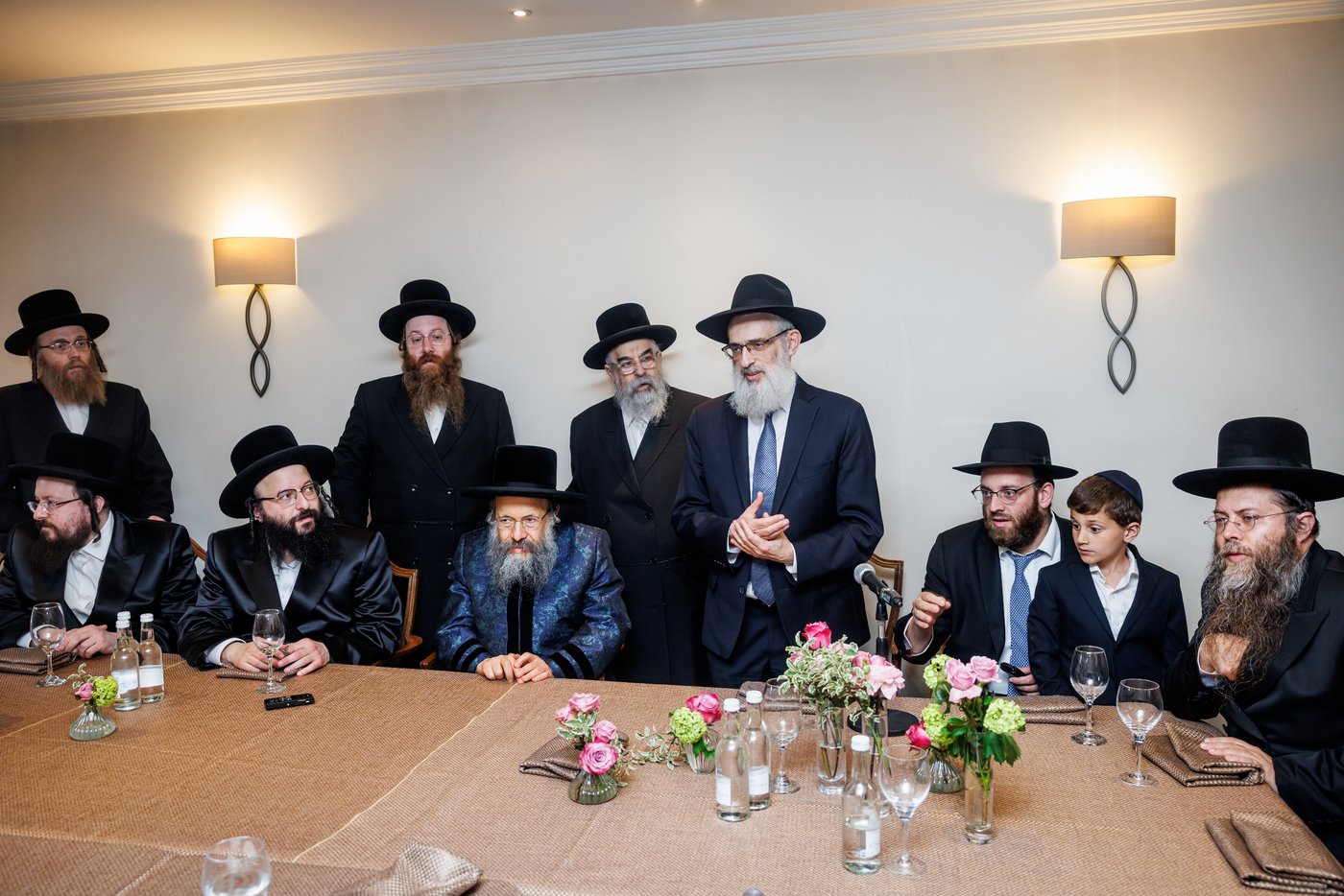 האדמו"ר מבאבוב 45 בביקור הוד בלונדון