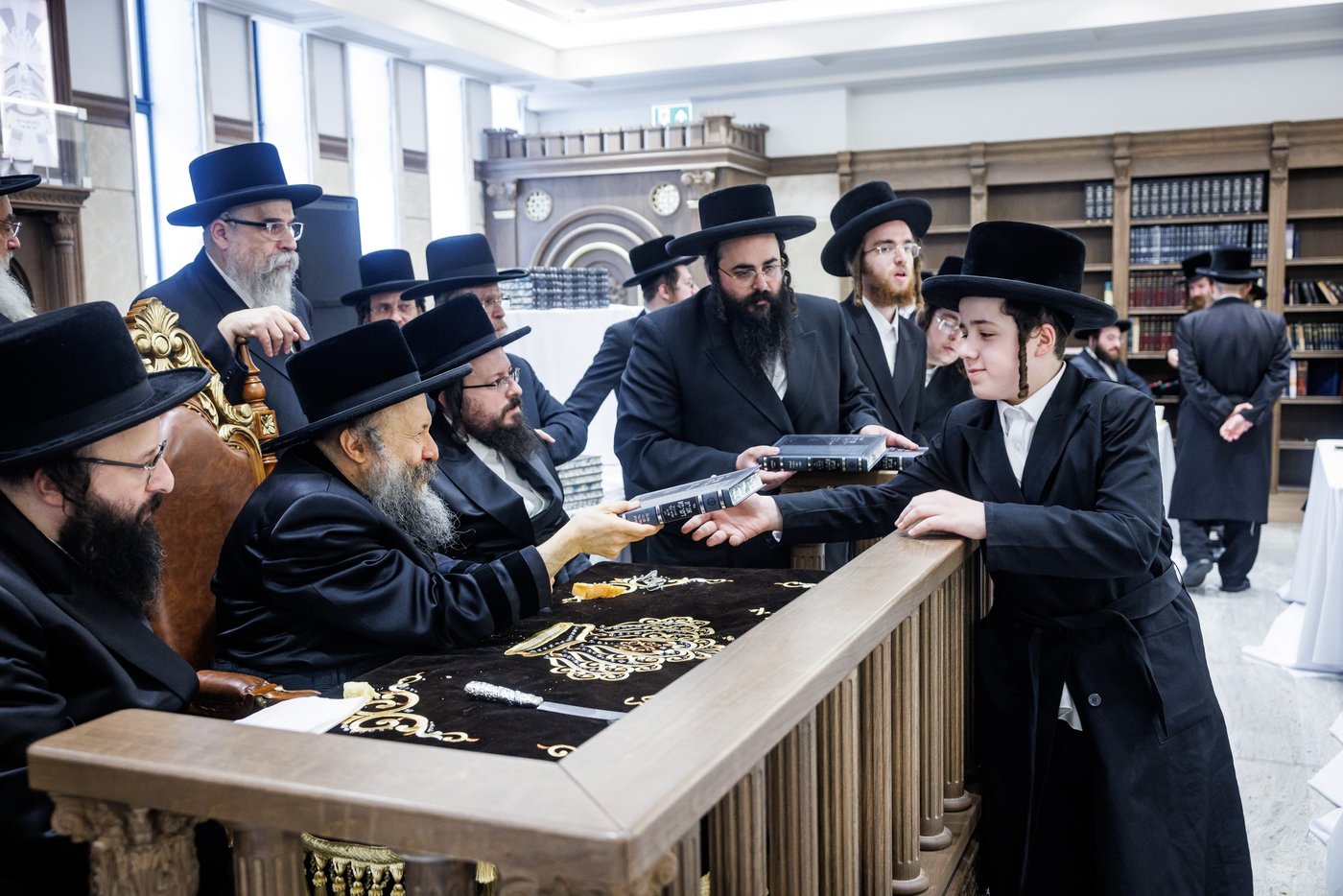 האדמו"ר מבאבוב 45 בביקור הוד בלונדון