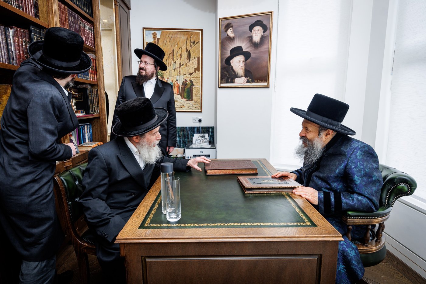 האדמו"ר מבאבוב 45 בביקור הוד בלונדון
