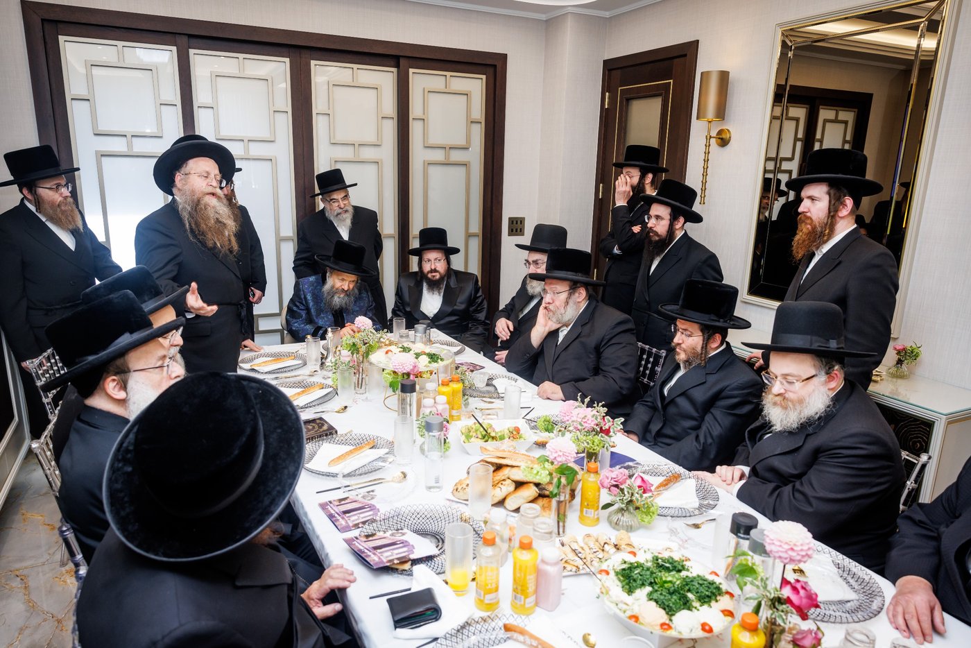 האדמו"ר מבאבוב 45 בביקור הוד בלונדון
