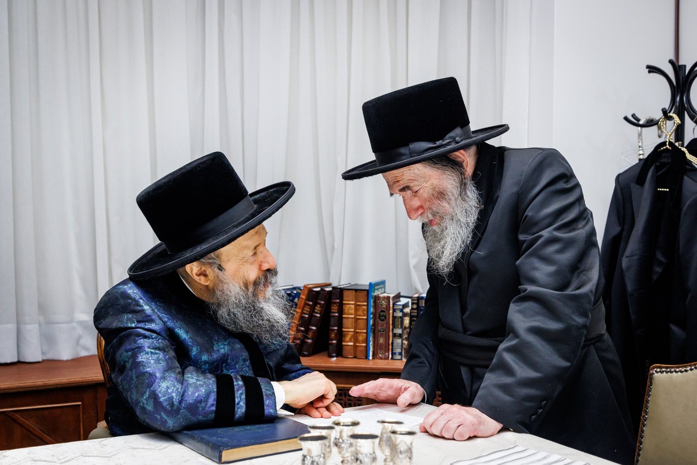 האדמו"ר מבאבוב 45 בביקור הוד בלונדון