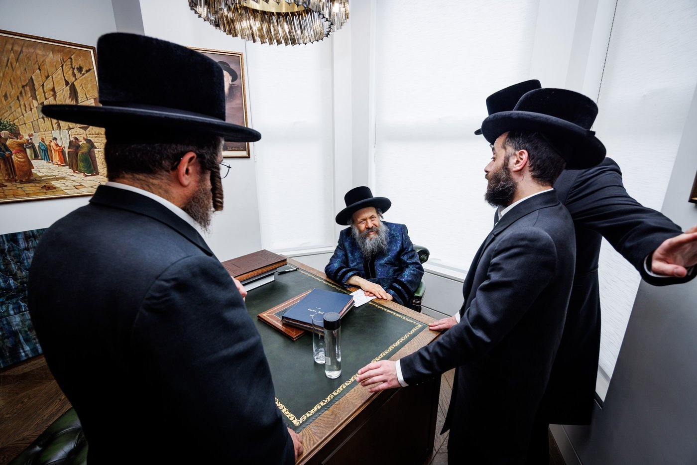 האדמו"ר מבאבוב 45 בביקור הוד בלונדון