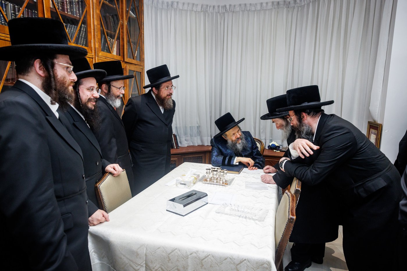 האדמו"ר מבאבוב 45 בביקור הוד בלונדון
