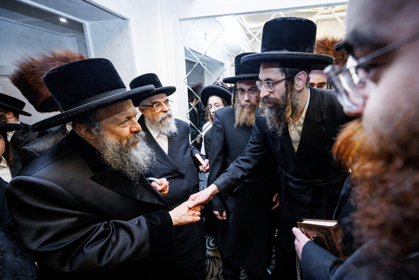 האדמו"ר מבאבוב 45 בביקור הוד בלונדון