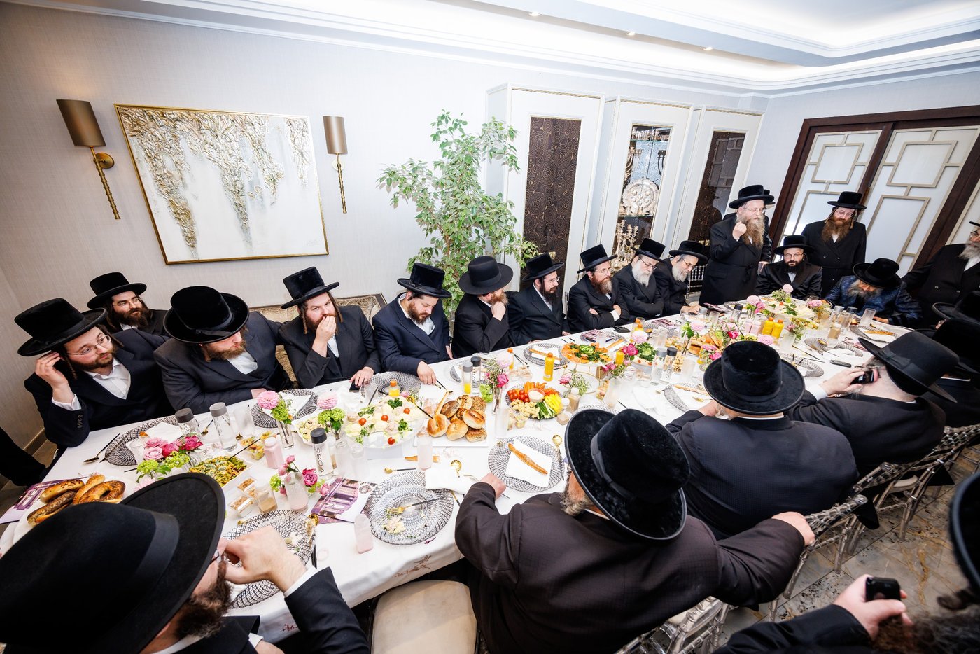 האדמו"ר מבאבוב 45 בביקור הוד בלונדון