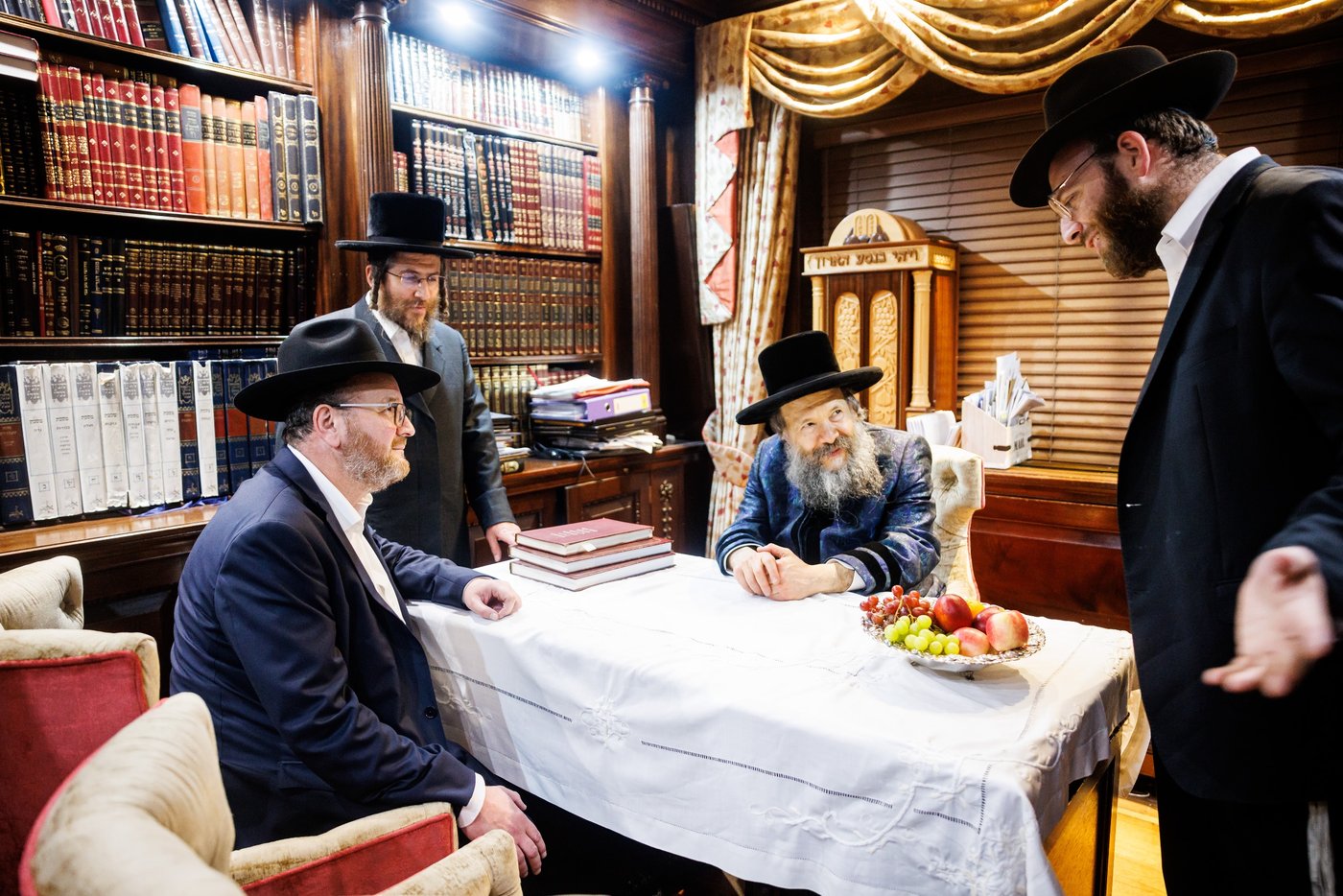 האדמו"ר מבאבוב 45 בביקור הוד בלונדון