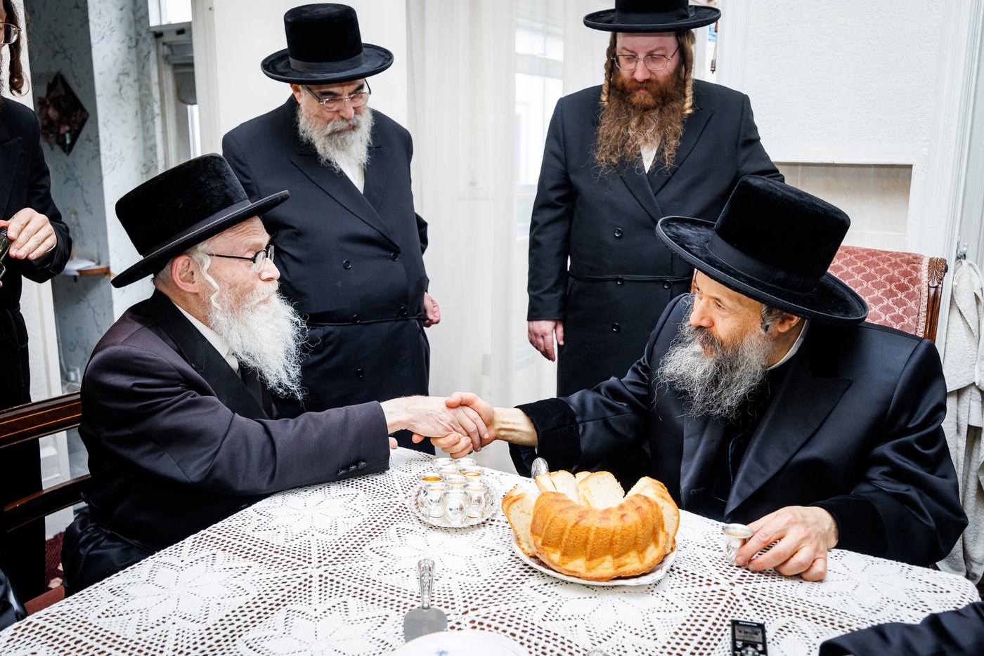 האדמו"ר מבאבוב 45 בביקור הוד בלונדון
