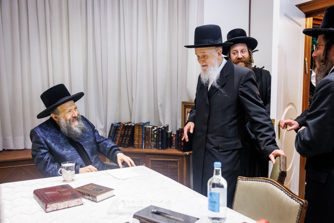 האדמו"ר מבאבוב 45 בביקור הוד בלונדון