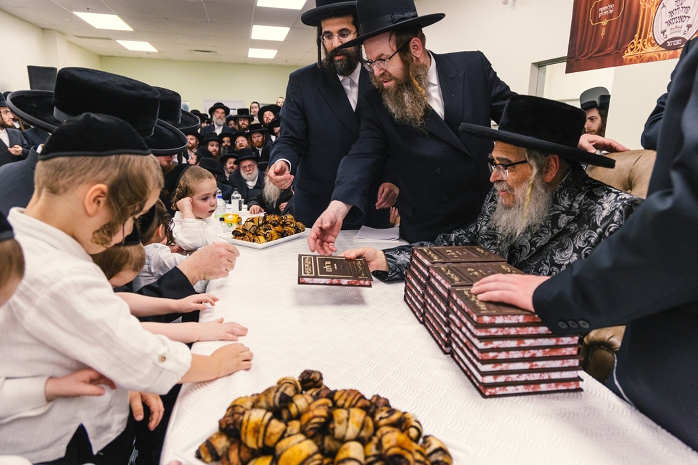 האדמו"ר מסאטמר בחומש סעודה במונטריאול