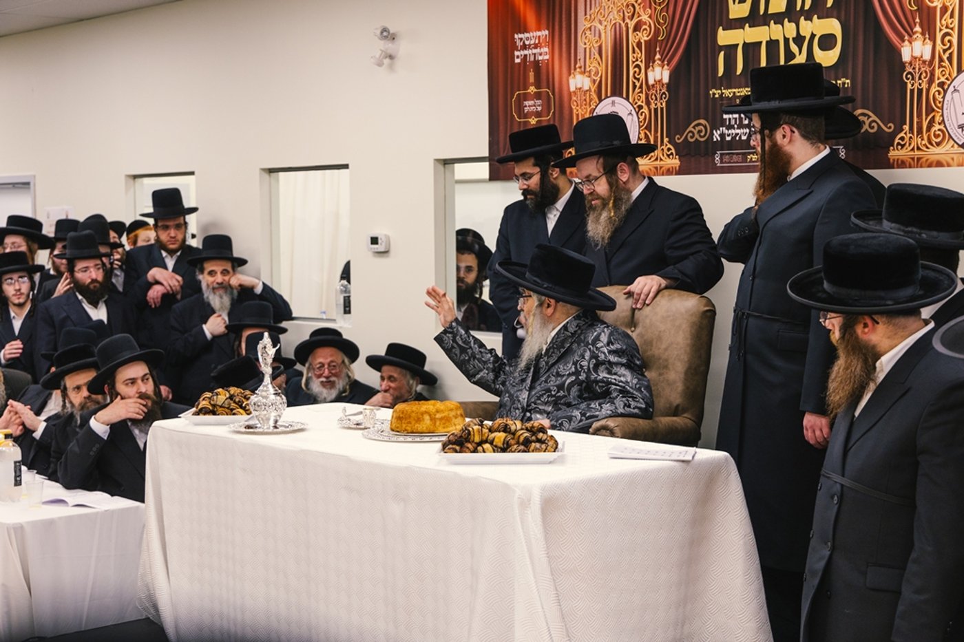 האדמו"ר מסאטמר בחומש סעודה במונטריאול