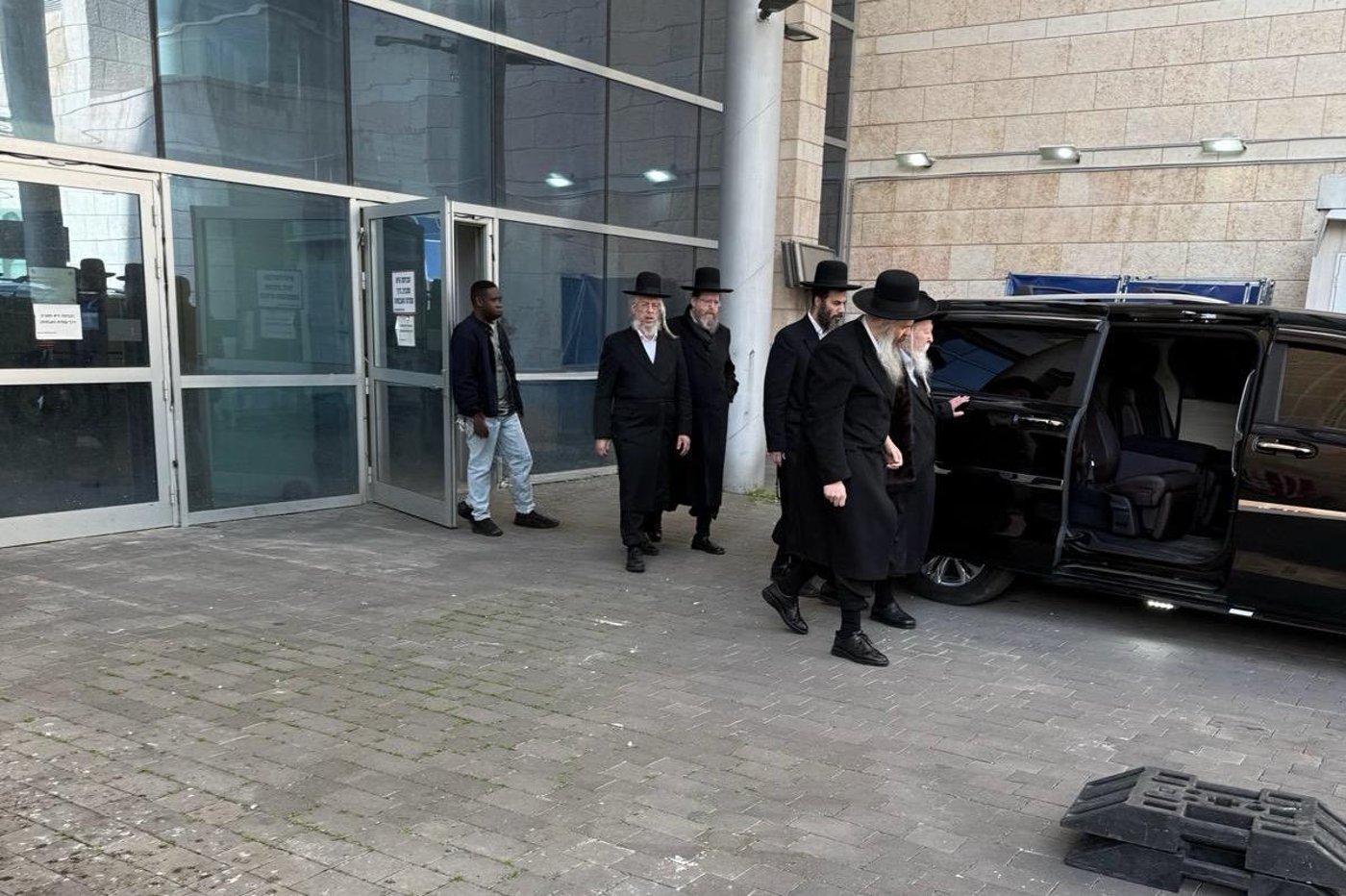 האדמו"ר מגור ביציאה מבית החולים
