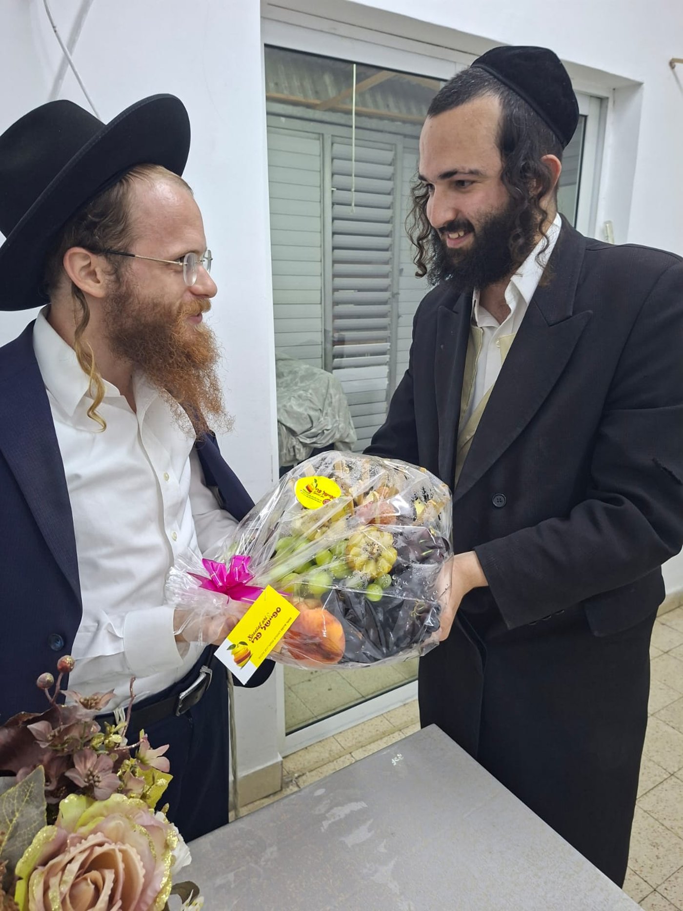 משה כהן מעניק פירות ליחזקאל דרוטמן