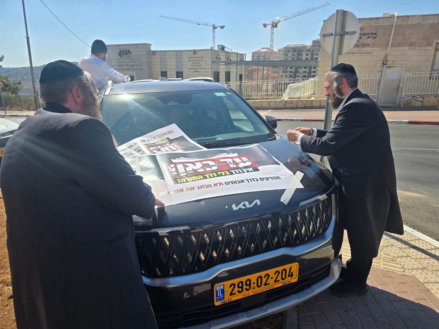 הרכבים ביציאה למחאה