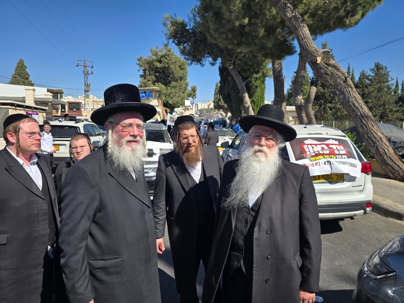 הרכבים ביציאה למחאה