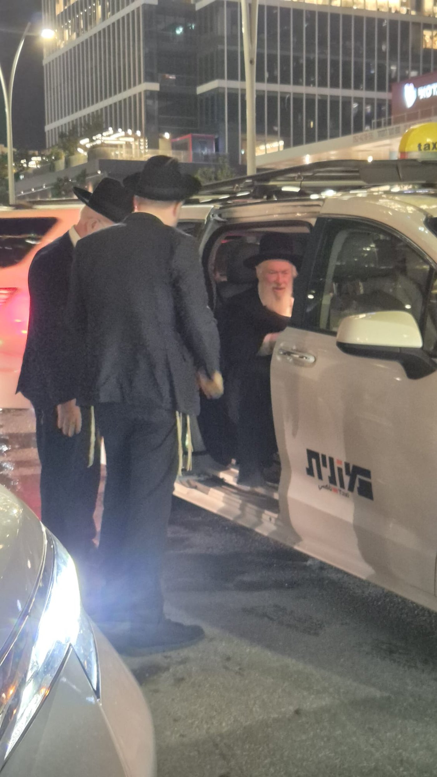 ראש הישיבה התיישב על הרצפה בחתונה | 'זיידל'ע' עם כל התמונות, הנייעס והחשיפות של השבוע
